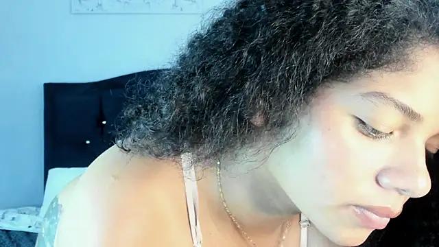 Carolinaa_ from StripChat is Freechat